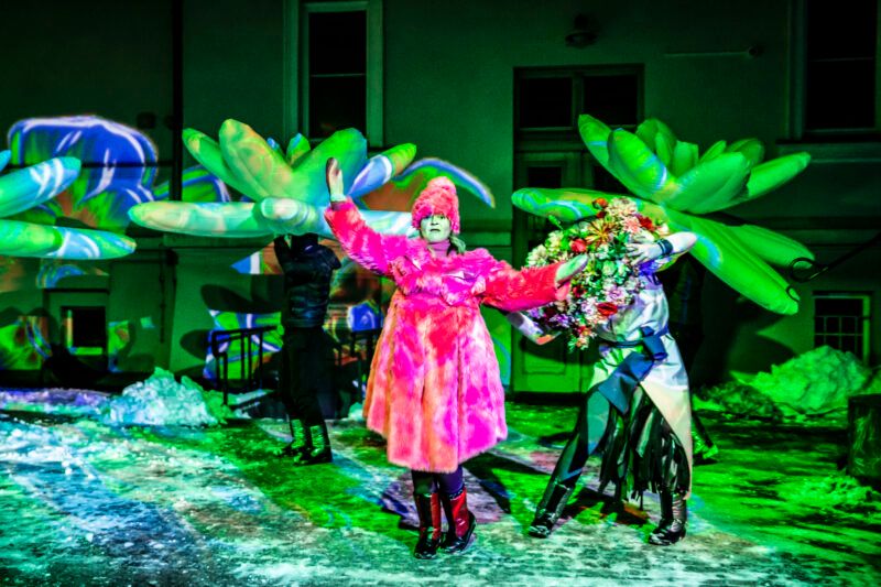 Kadrr ze spektaklu teatralnego z aktorami w kostriumach