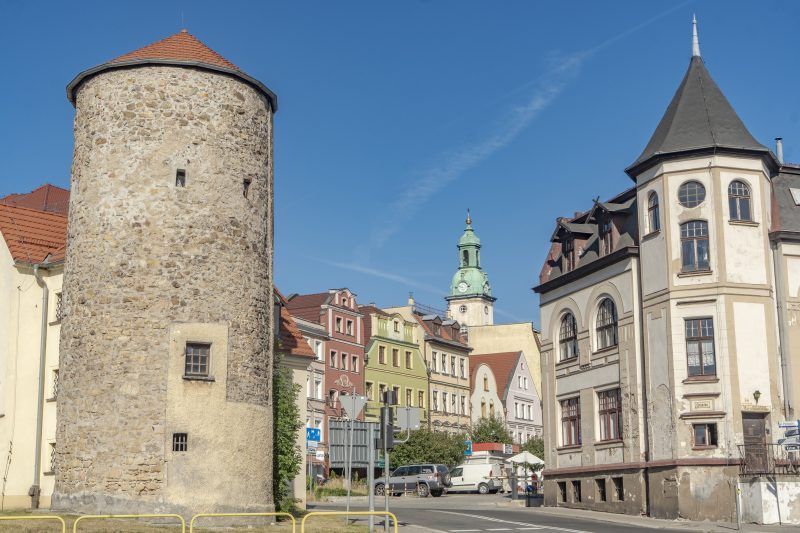 Zdjęcie przedstawia zabytkowe zabudowania Jeleniej Góry oświetlone letnim słońcem