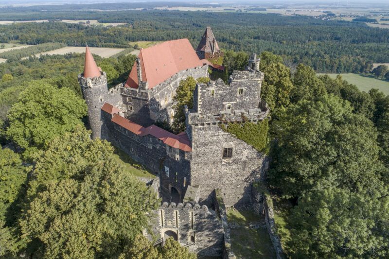 Widok z lotu ptaka na średniowieczny zamek