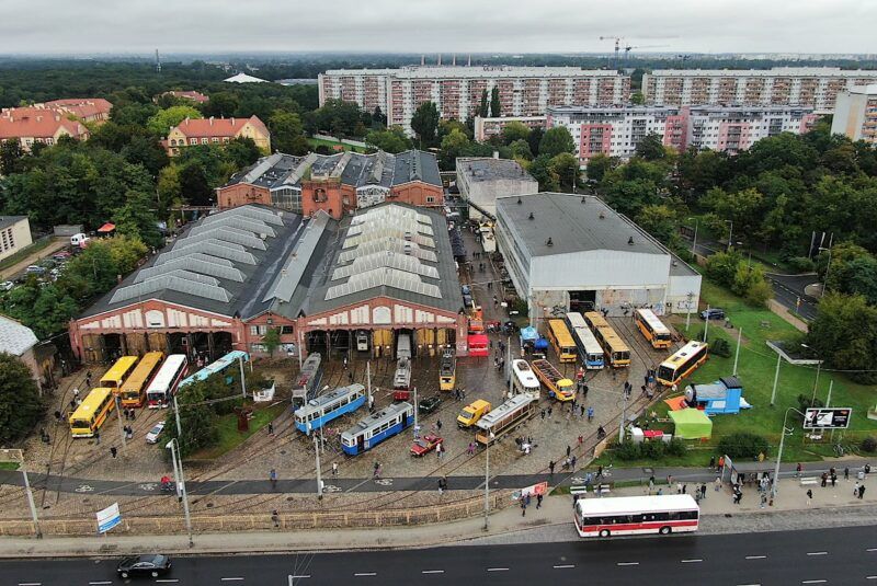 Zdjęcie z lotu ptaka na zajezdnię autobusami i tramwajami stłoczonymi przed wjazdem