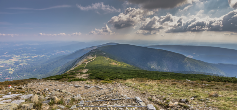 Widok ze szczytu góry Czarna Kopa w Karkonoszach z widocznymi ścieżkami prowadzącymi na szczyt