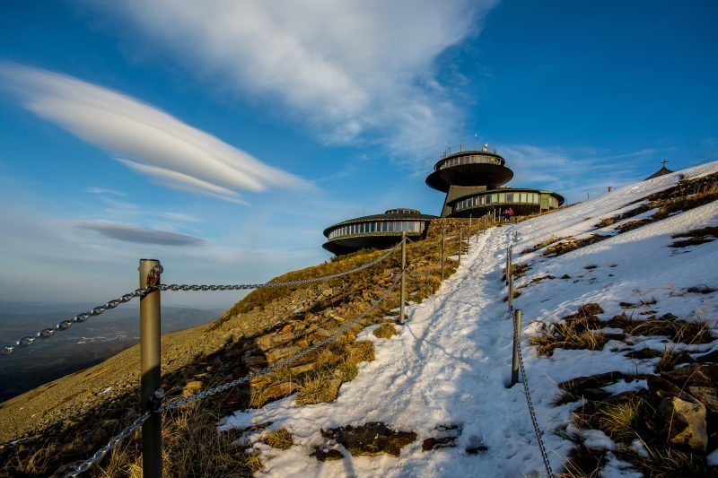 Zdjęcie obserwatorium na szczycie góry Śnieżka