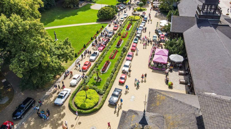 Widok z lotu ptaka na park i zlot samochodów i aut zabytkowych