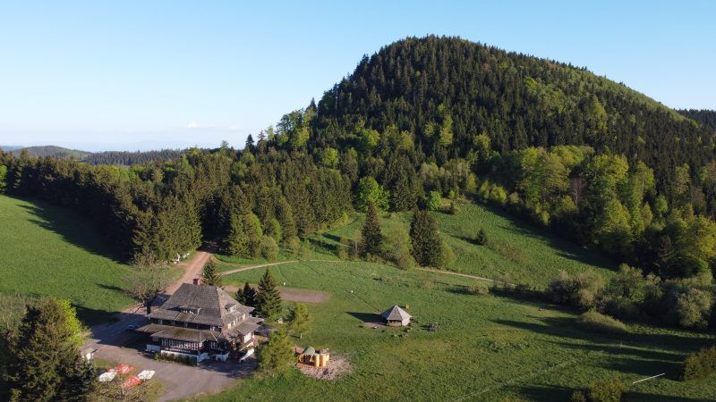 widok z drona na góre przed, która znajduję się schronisko