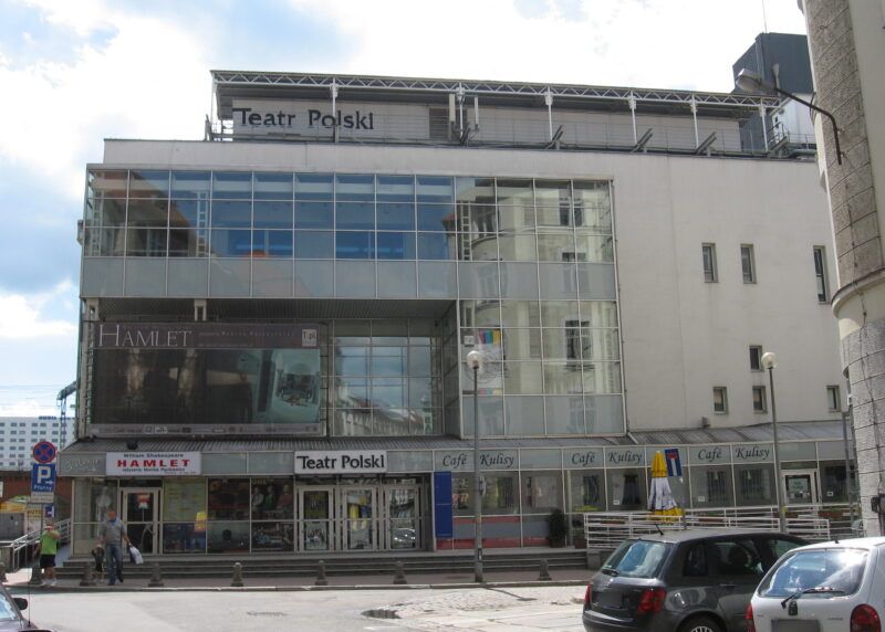 Zdjęcie przeszklonego budynku teatru