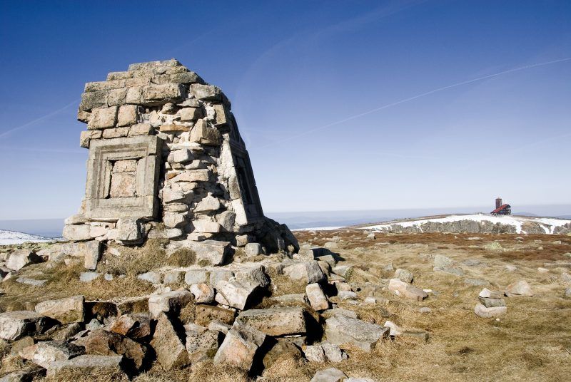 Formacja skalna na szczycie góry