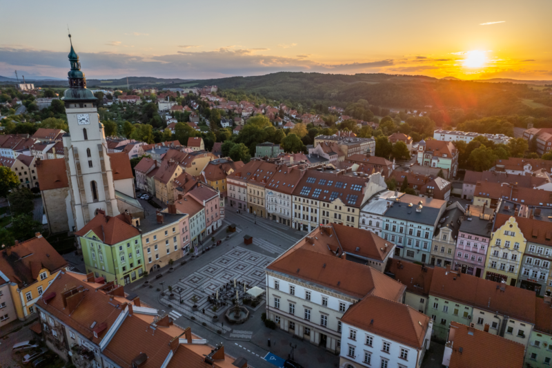 Widok z lotu ptaka na zabytkowe centrum miasta Złotoryja