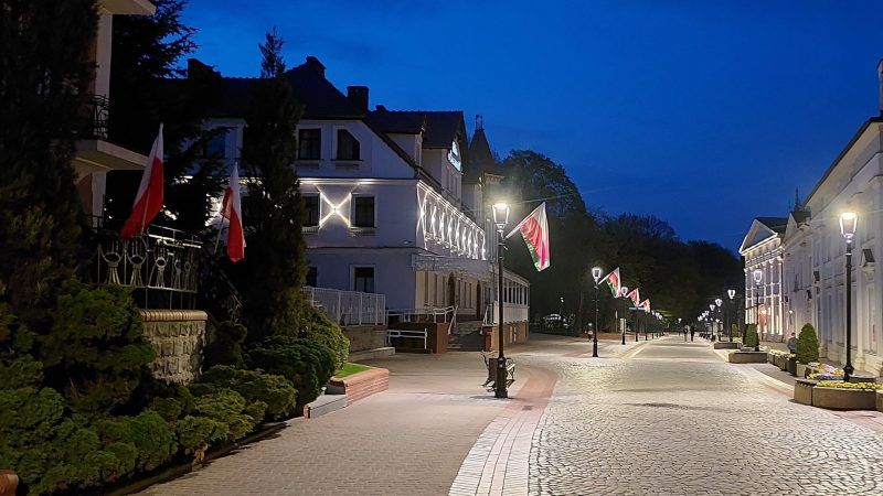 Nocny widok deptaka w uzdrowisku