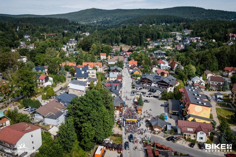 Zdjęcie z lotu ptaka zabudowę dolnośląskiego kurortu górskiego Szklarskiej Poręby