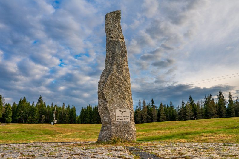 Zdjęcie przedstawia kamienny głaz płytą jednej z planet ukazanych na szlaku