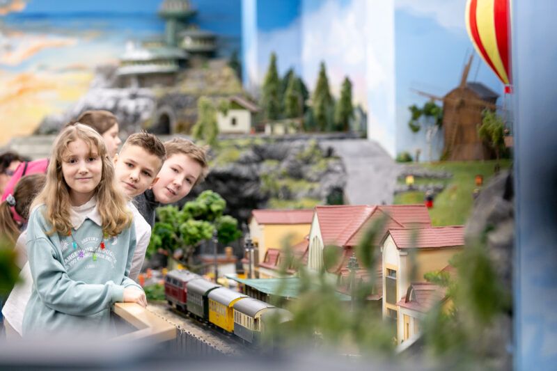 Goście Kolejowa podczas zwiedzania wystawy