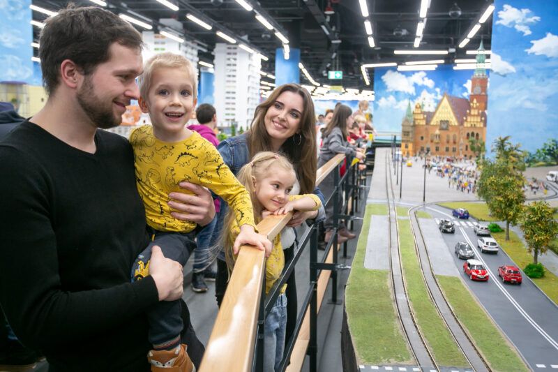 Goście Kolejowa podczas zwiedzania wystawy
