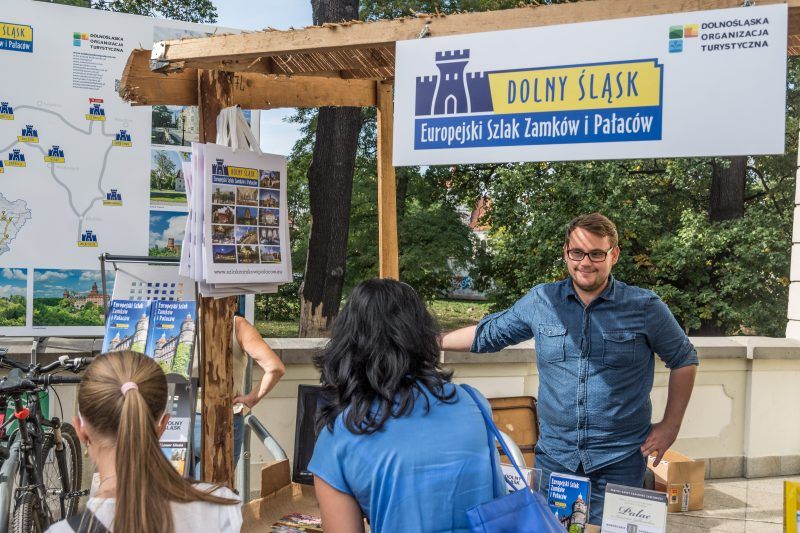 Stoisko promocyjne Europejskiego Szlaku Zamków i Pałaców