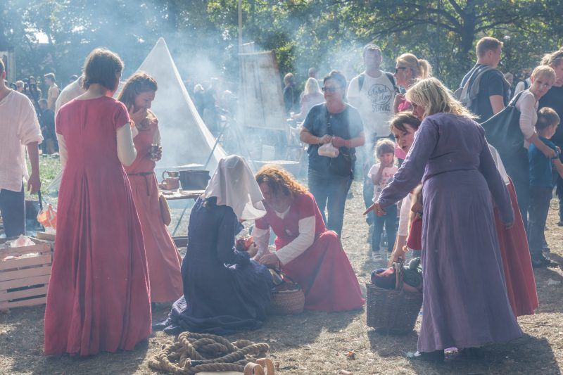 Kobiety gotują podczas Jarmarku Jadwiżańskiego w Zamku Leśnica