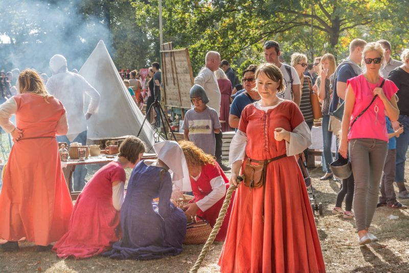 Kobiety i mężczyźni podczas Jarmarku Jadwiżańskiego