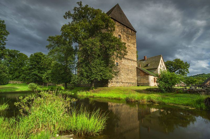 Wieżą Książęca w Siedlęcinie z przyległym stawem