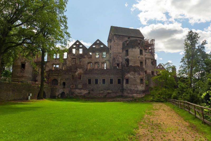 Widok na budynke Zamku Świny z oddali