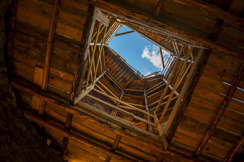 Drewniana klatka schodowa w Zamku Świny