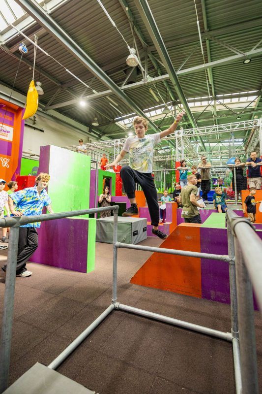 Dzieci bawią się w parku trampolin