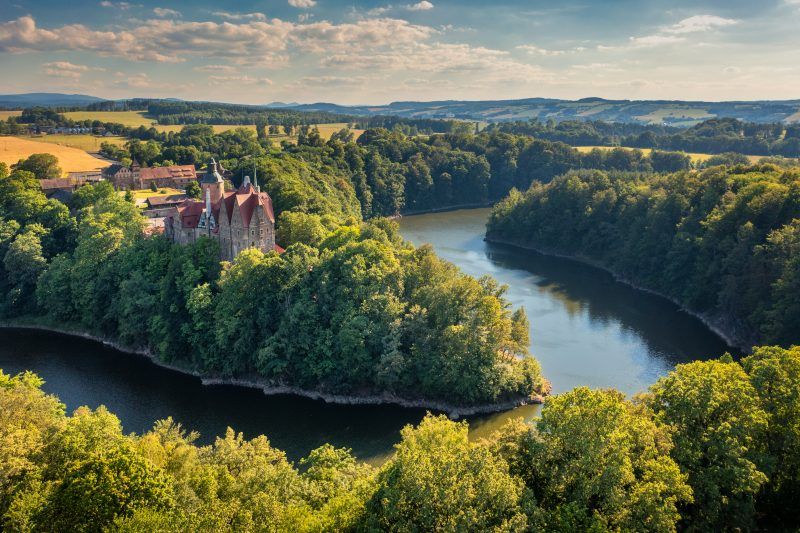 Widok z drona na Zamek Czocha i jezioro leśniańskie