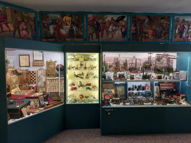Vitrine in der Ausstellung des Spielzeugmuseums in Kudowa-Zdrój
