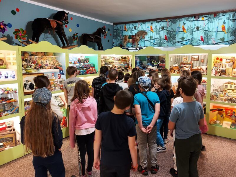 Dzieci podczas zwiedzania Muzeum Zabawek w Kudowie-Zdroju