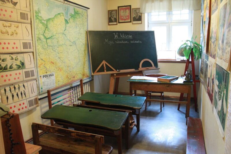 Sala szkolna zaaranżowana w Muzeum Zabawek w Kudowie-Zdroju