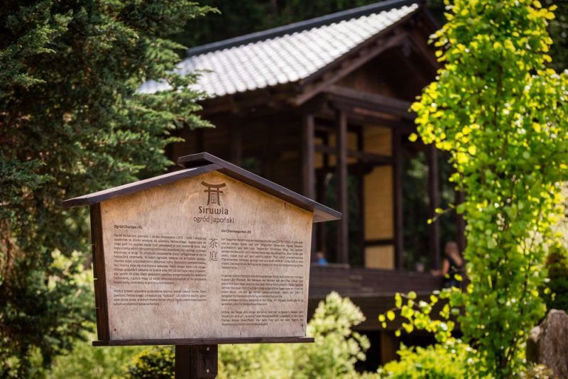 Jeden z budynków na trasie zwiedzania ogrodu japońskiego Siruwia w Przesiece