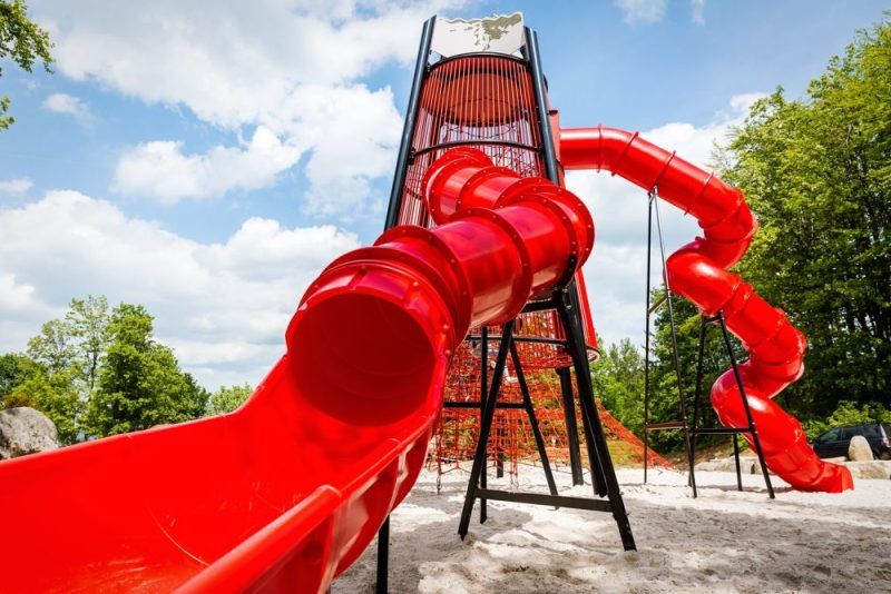 Czerwona zjeżdżalnia na dziecięcym placu zabaw
