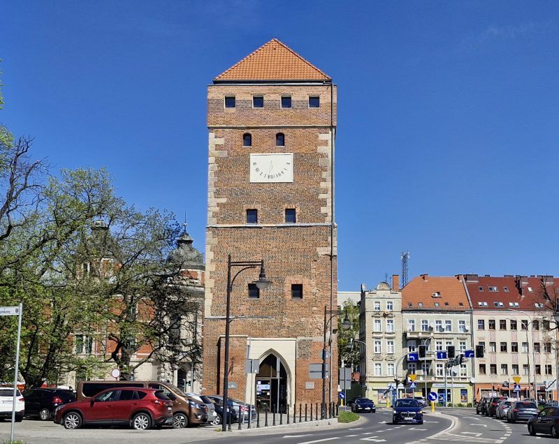 Widok ogólny baszty głogowskie w Legnicy na tle błękitnego nieba