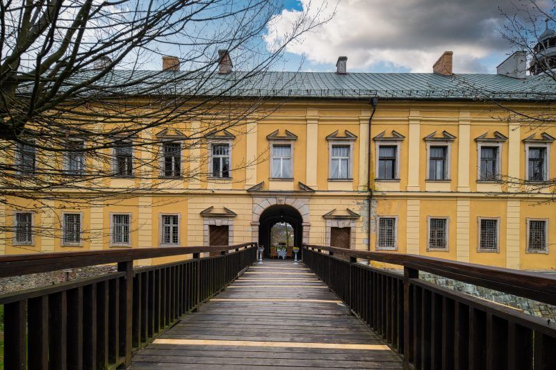 Drewniany most prowadzący do zamku.