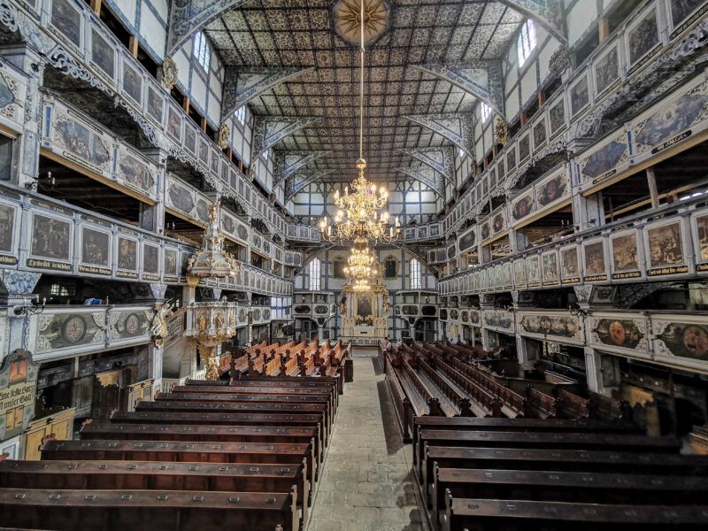 Drewniane wnętrze Kościoła Pokoju, prezentujące barokowy ołtarz główny, pięknie zdobioną ambonę oraz 4 kondygnacje empor zdobionych malowidłami przedstawiającymi sceny biblijne oraz hermy lokalnych możnowładców. 