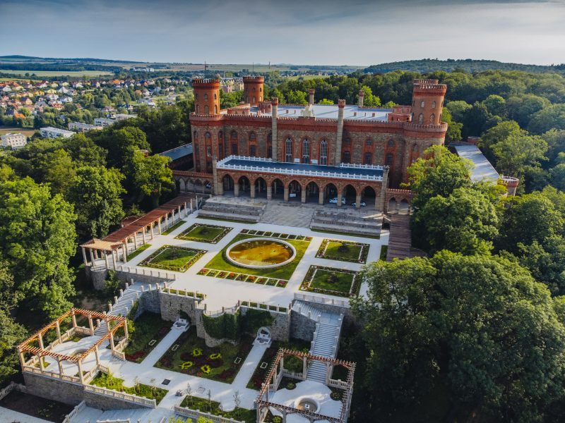 Zdjęcie z drona na pałac wraz z ogrodem i fontannami 