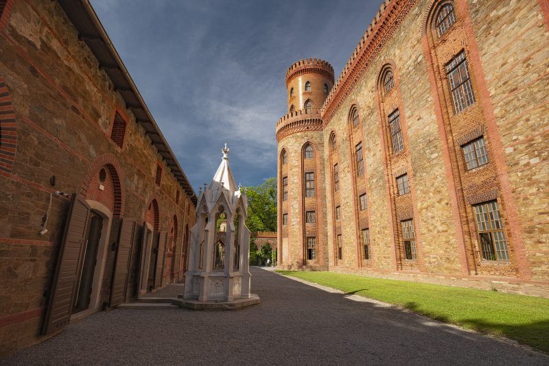 Studnia z marmurową obudową przy Pałącu Marianny Orańskiej w Kamieńcu Ząbkowickim