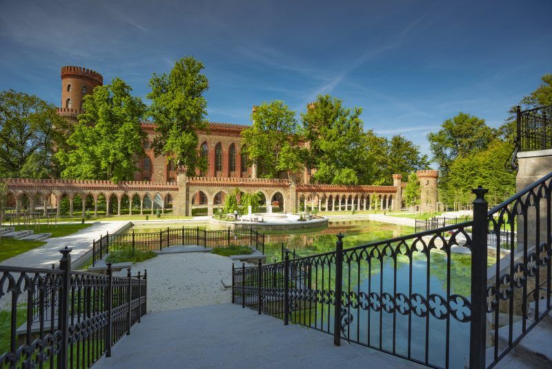 Fontanna i małe arkady wokół