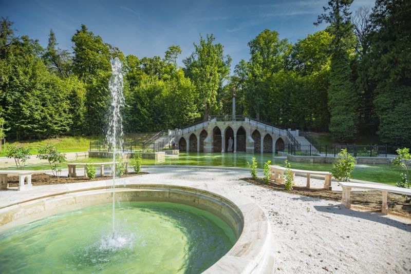 Fontanna przy Pałacu w słoneczny, letni dzień