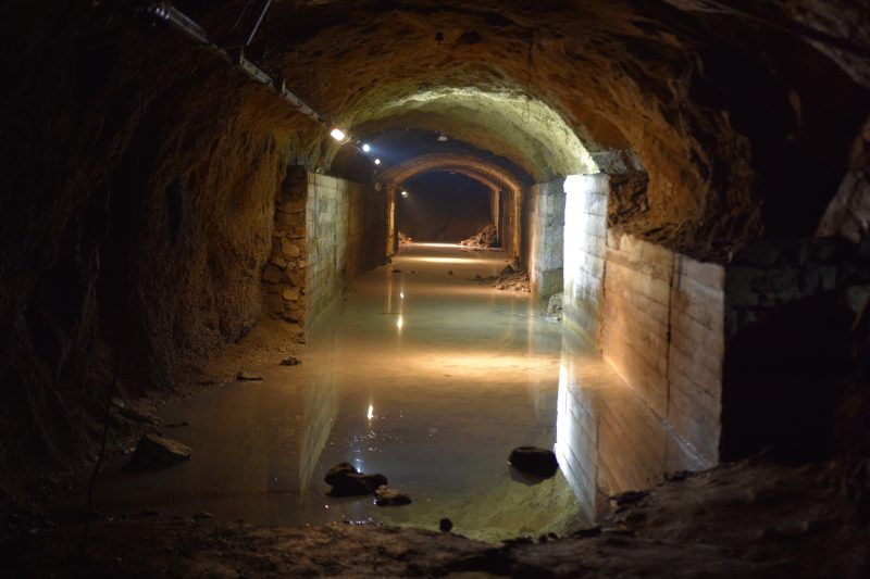 Zalany korytarz w podziemnej atrakcji turystycznej w Kamiennej Górze