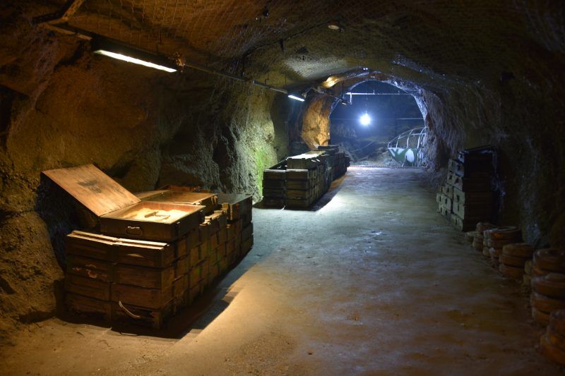 Wnętrza podziemnej trasy turystycznej oświetlonej klimatycznymi światłami