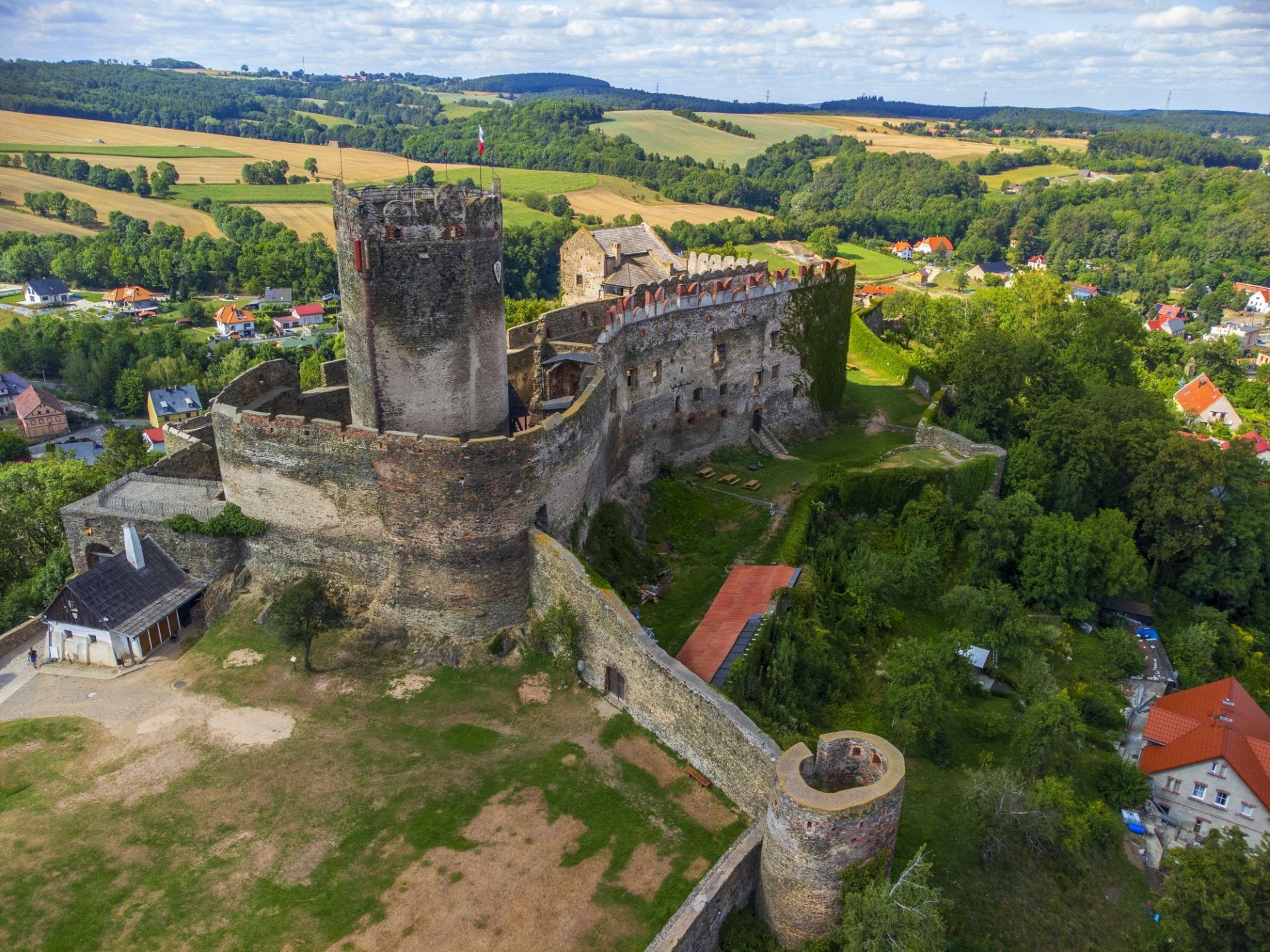 Widok z drona na Zamek Bolków