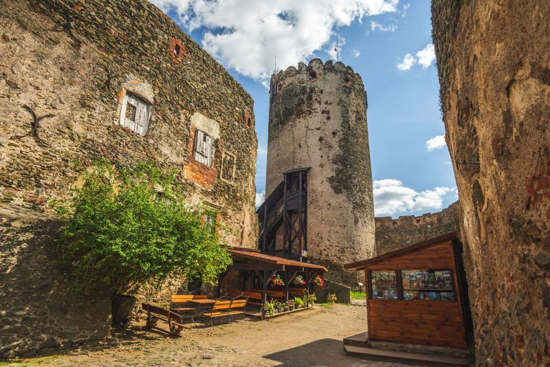 Dziedziniec z wieżą Zamku Bolków