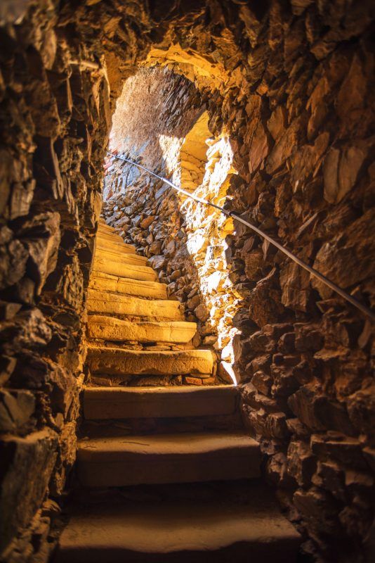 Klatka schodowa w Zamku Bolków oświetlona promieniami słońca