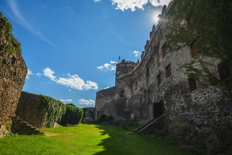 Ruina Zamku Bolków widoczna spod murów