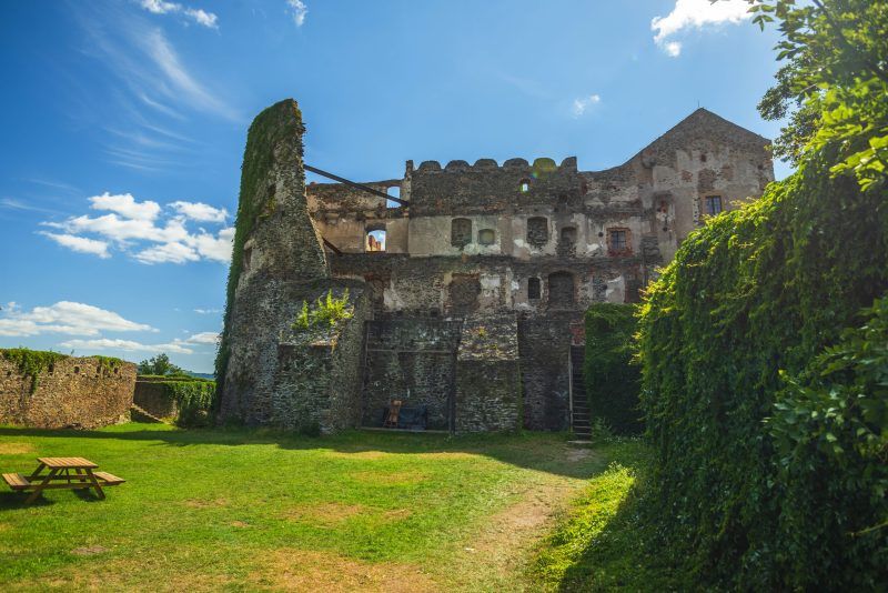 Ruina Zamku Bolków widoczna z boku