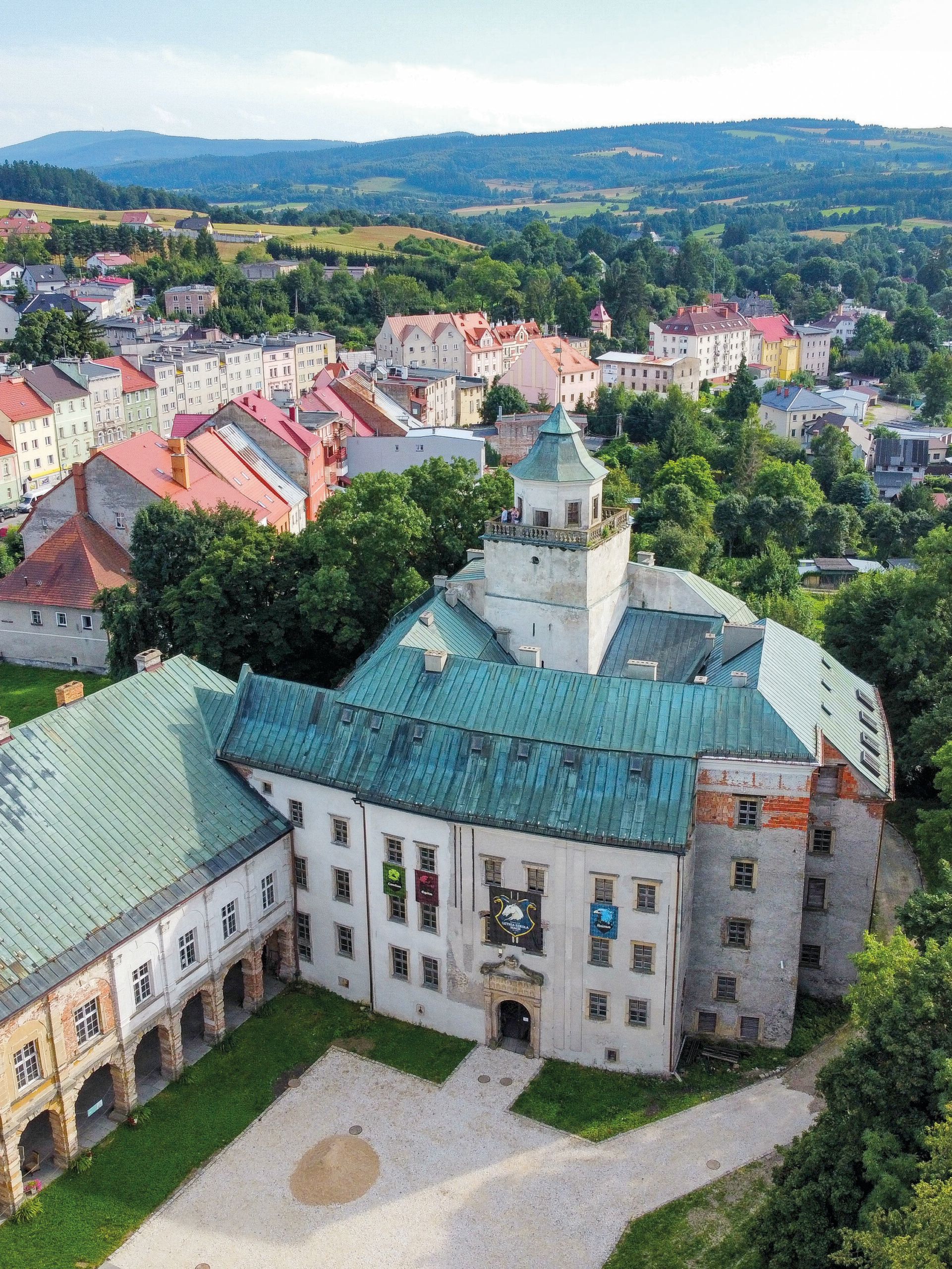 Widok z lotu ptaka na centrum Międzylesia z widoczną wieżą zamku