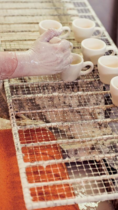 zbliżenie na schnące kubeczki i rękę z rękawiczką podczas pracy