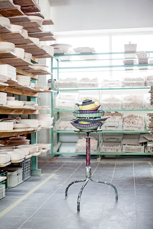 Krzesło stojące w warsztacie ceramicznym z ceramiką ustawioną na siedzisku