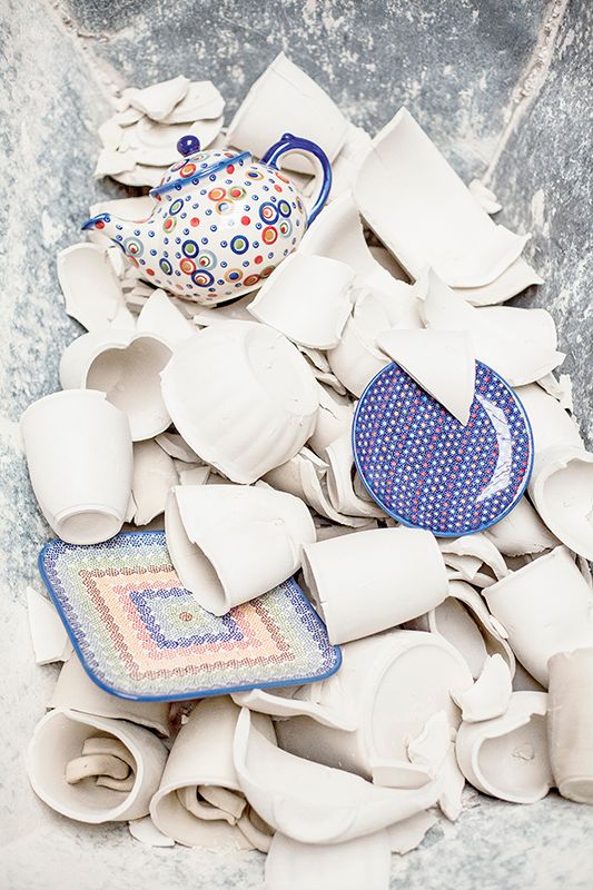 Zdjęcie wykonane znad wielu roztrzaskanych elementów ceramiki