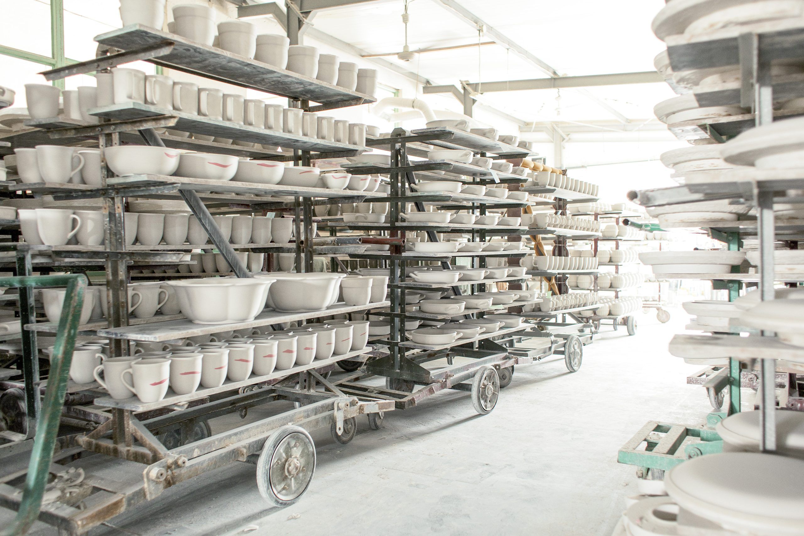 Widok ogólny hali produkcyjnej w fabryce ceramiki w Bolesławcu