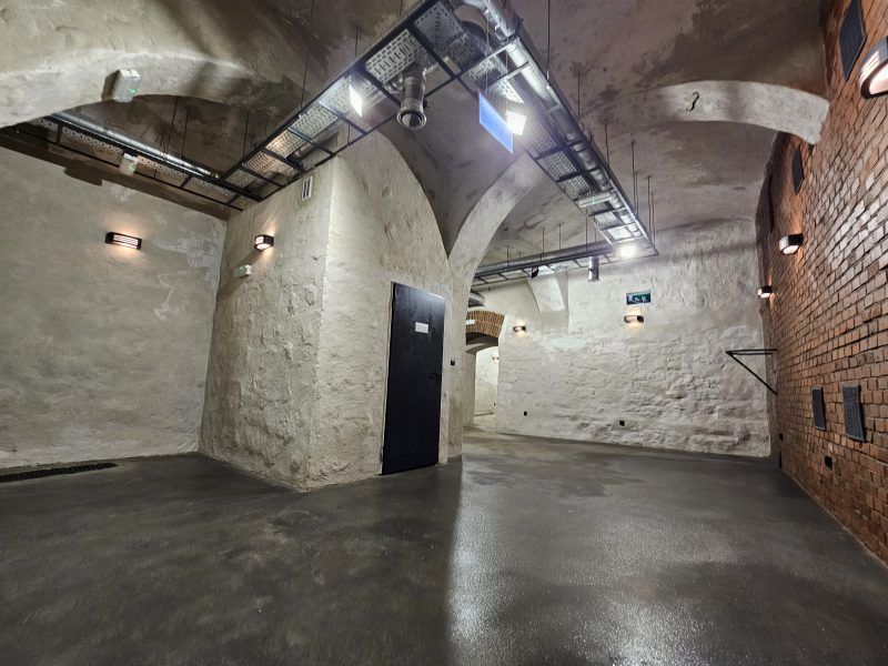 Otynkowane i pomalowane na biało ściany i łuki sklepień w podziemiach Bystrzycy Kłodzkiej