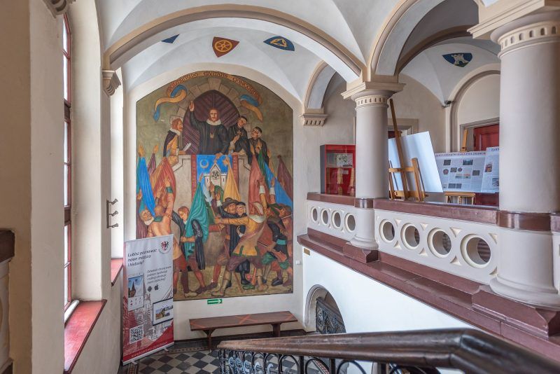 Piękne i masywne malowidła naścienne w Muzeum Domu Śląskiego w Ziębicach